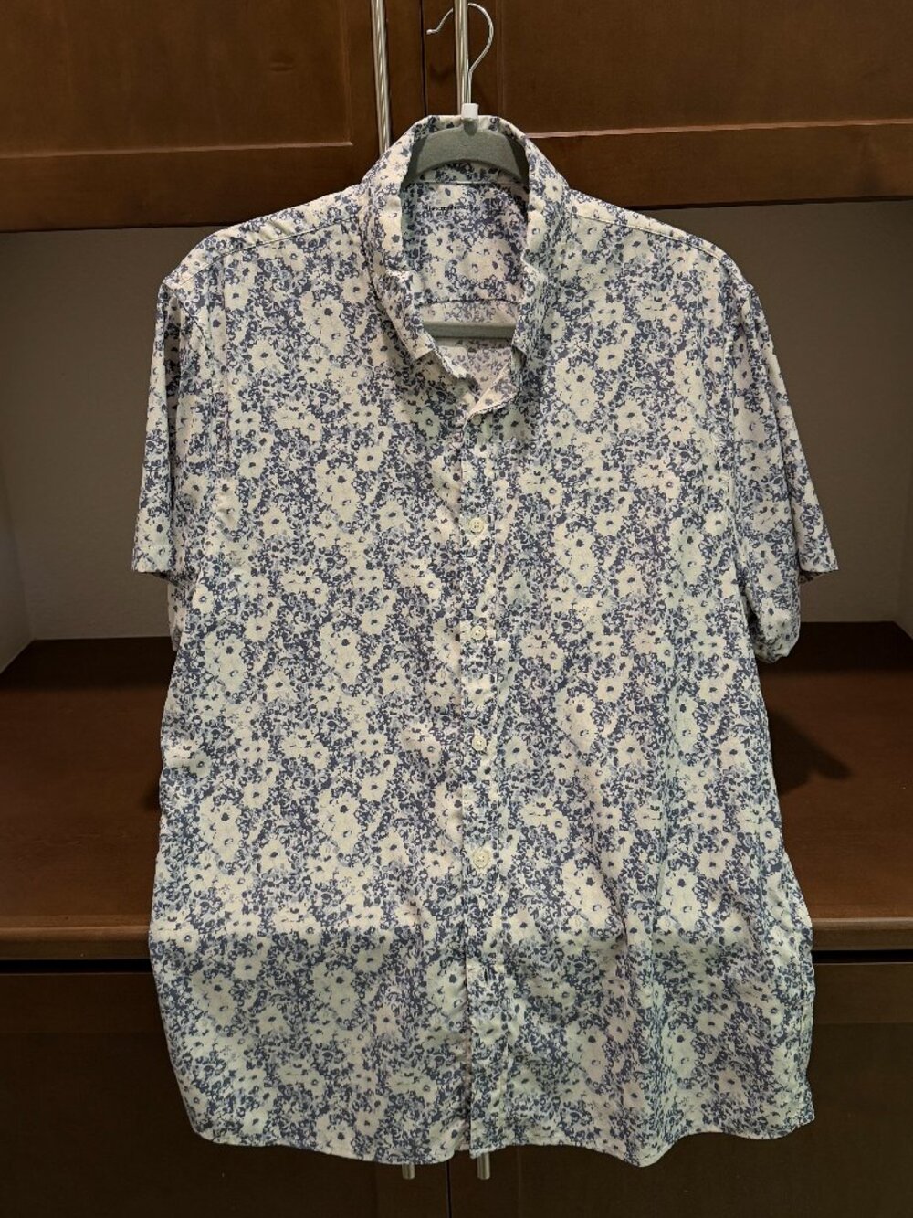 Abercrombie Men's Blue White Floral Casual Button Up Shirt - Size Large